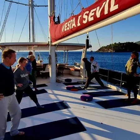 Botel Vesta 1 Sevil *